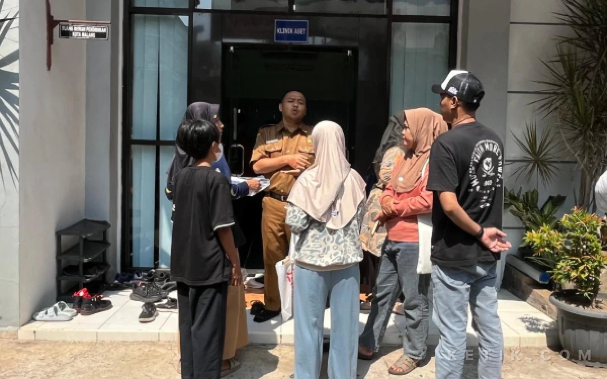 Thumbnail Berita - Badai Keluhan Hari Pertama SPMB Kota Malang, Ratusan Wali Murid Geruduk Disdikbud