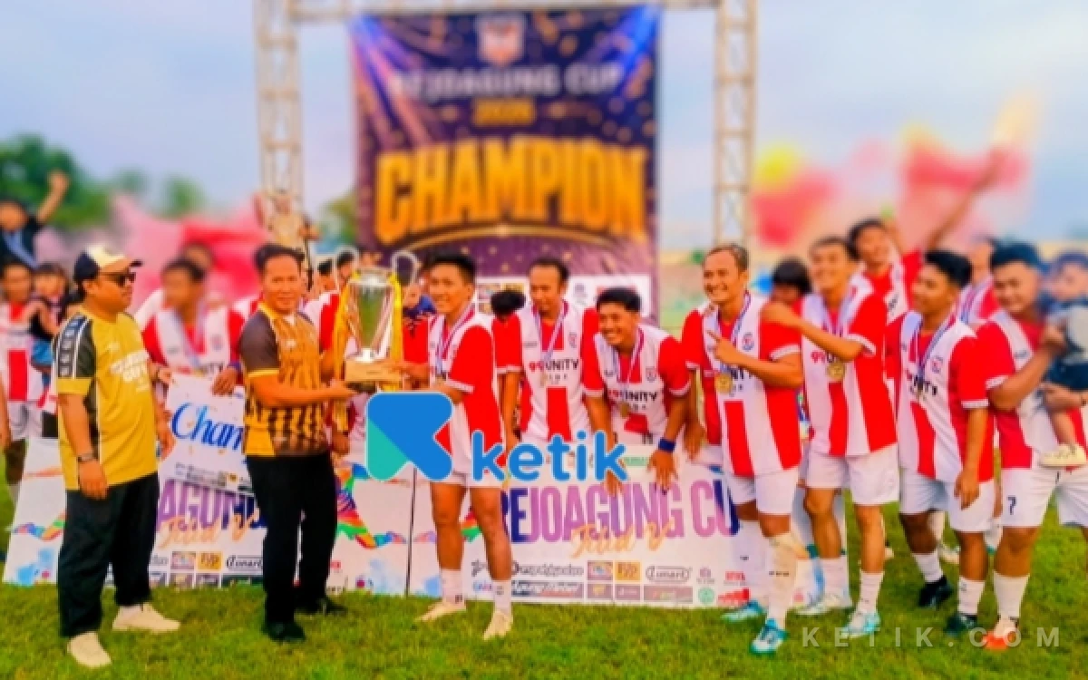Thumbnail Berita - Plt Bupati Tulungagung Serahkan Trofi, Pulosari Sabet Juara Rejoagung Cup 2026