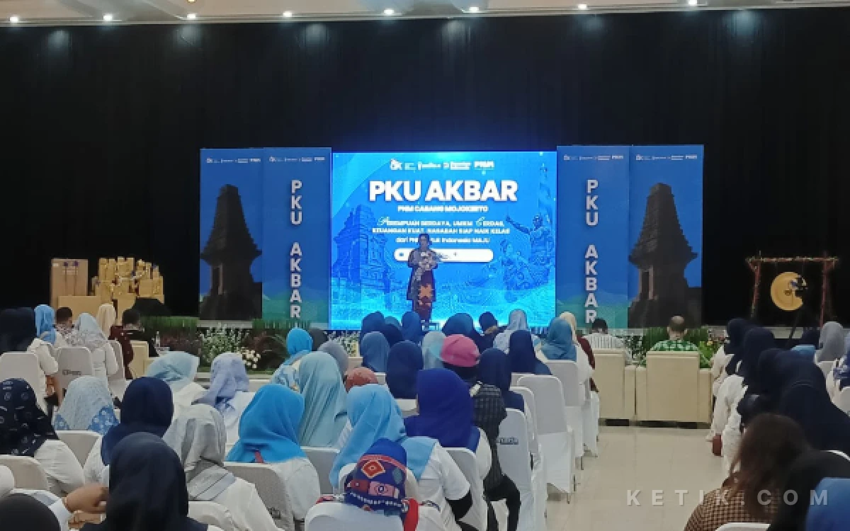 Foto wali kota mojokerto ning ita bersama peserta Pengembangan Kapasitas Usaha (PKU) Akbar bertema “Perempuan Berdaya, UMKM Cerdas, Keuangan Kuat, Nasabah Siap Naik Kelas” di Astoria Convention Hall ( foto : humas pemkot mojokerto/ ketik.com)
