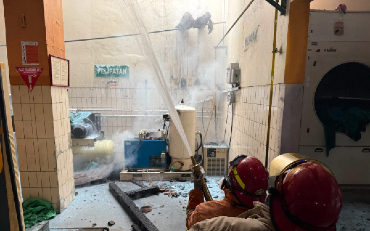 Foto Petugas Damkar Kota Malang saat memadamkan kebakaran yang terjadi di ruang dapur dan ruang laundry Rumah Sakit Saiful Anwar (RSSA) Malang, Rabu, 9 September 2026 (Foto : Damkar Kota Malang)