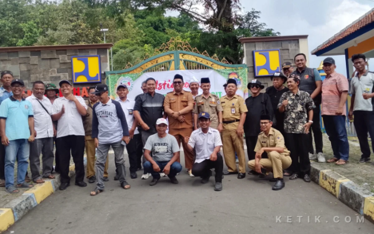 Thumbnail Berita - Warga dan Pokdarwis Gelar Istigasah Minta Gerbang Permanen Waduk Malahayu Brebes Dibuka Kembali