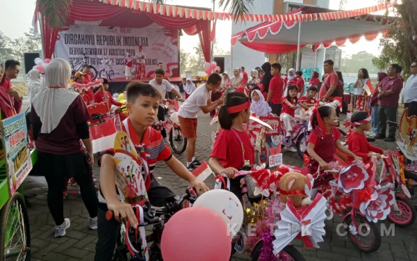 Thumbnail Berita - [FOTO] Rayakan HUT Ke-81 RI, Warga de Cassablanca Cemorokandang Malang Tumpahkan Semangat Lewat Jalan Sehat dan Sepeda Hias