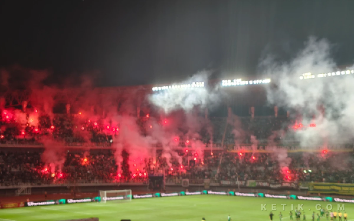 Thumbnail Persebaya Kena Denda Komdis PSSI Rp250 Juta! Buntut Pelanggaran Flare di Stadion GBT Saat Lawan Persik