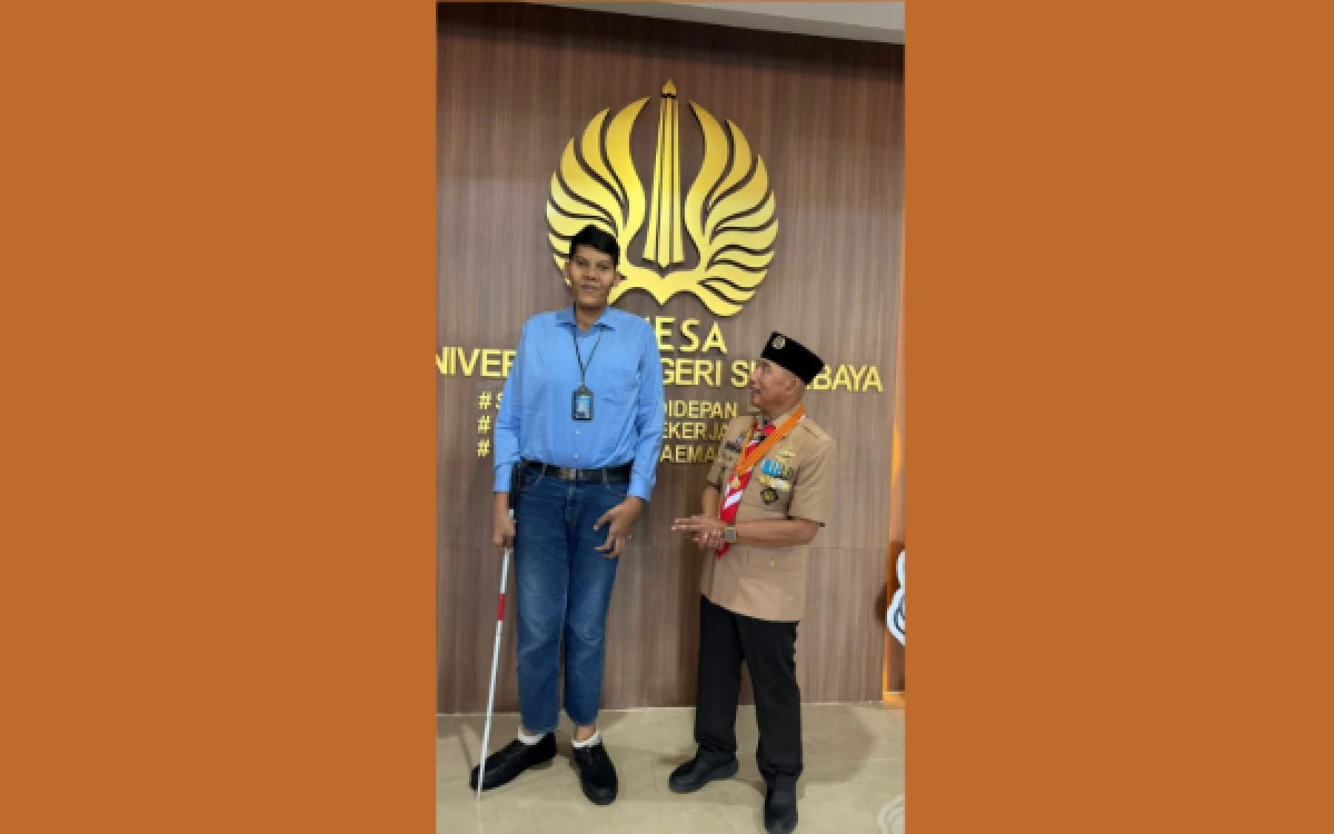 Thumbnail Berita - Pesan Elpanda Tarigan, Manusia Tertinggi Indonesia 215 cm dengan Tunanetra yang Jadi Tenaga Pendidik Unesa: Berdamailah dengan Kekuranganmu