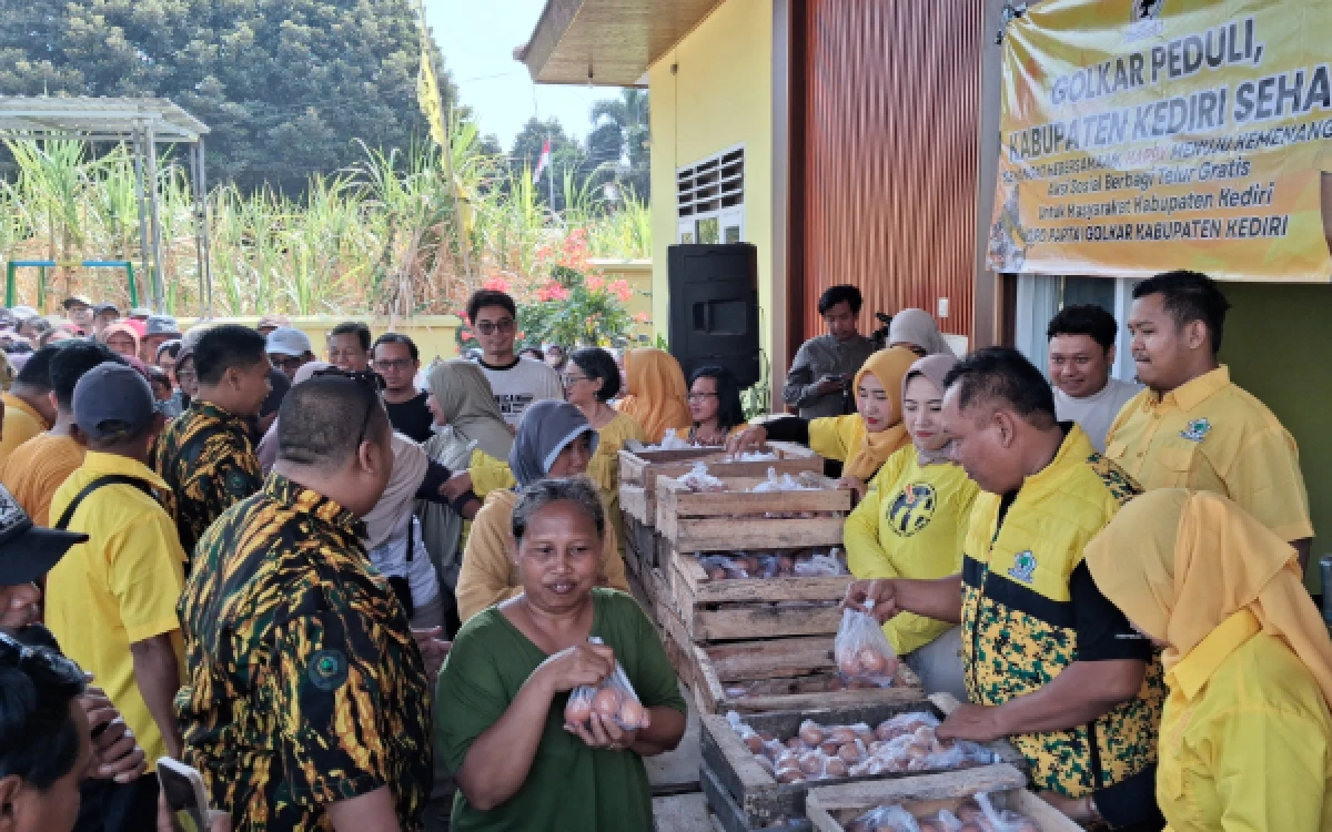 Thumbnail Berita - Dukung UMKM, Cak Hadi Bagikan 550 Paket Telur Gratis yang Diborong dari Peternak di Kediri