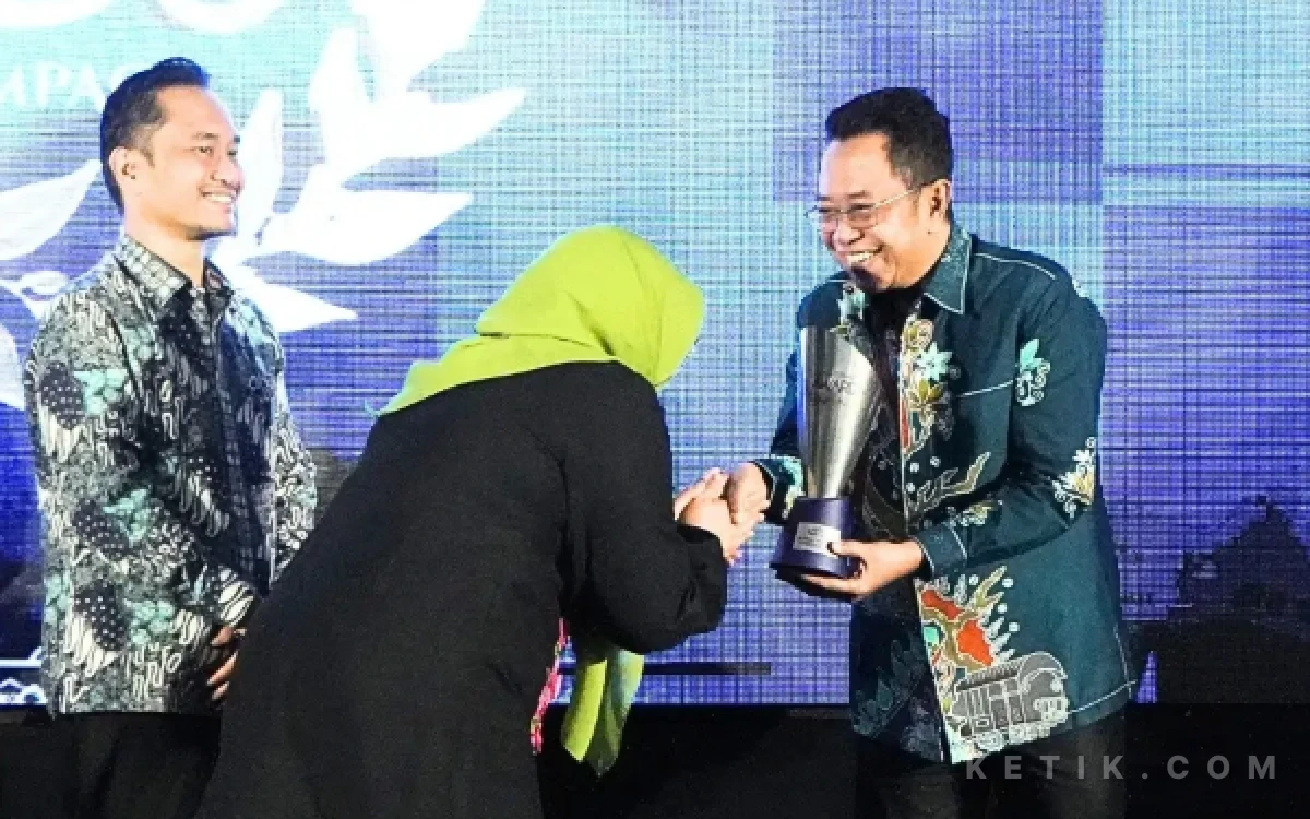 Thumbnail Berita - Bupati Hamid Digganjar Award, Transformasi Digital Bondowoso Jadi Sorotan
