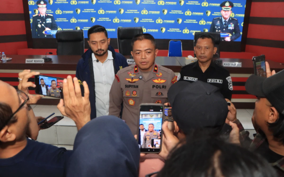Foto Wakapolresta Tuban Kompol Supiyan didampingi Kasat Reskrim Polresta dan Kasi Humas Polresta Tuban dalam konferensi pers di ruang Mapolresta Tuban, Rabu 22 Juli 2026 (Foto: Ahmad Istihar/Ketik.com)