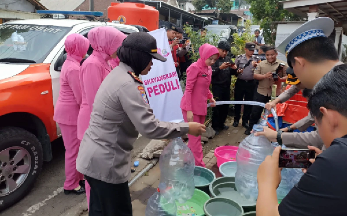 Thumbnail Berita - Polres Pasuruan Salurkan Air Bersih dan Bansos untuk Warga Terdampak Kekeringan di Prigen
