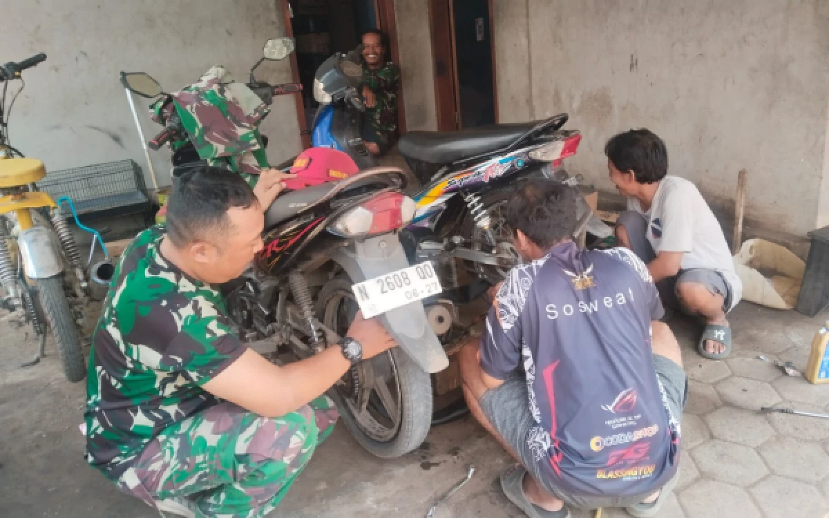 Thumbnail Berita - Ekonomi Mikro Terdongkrak, Bengkel Desa Brabe Ramai Saat TMMD ke-128 Kodim 0820 Probolinggo
