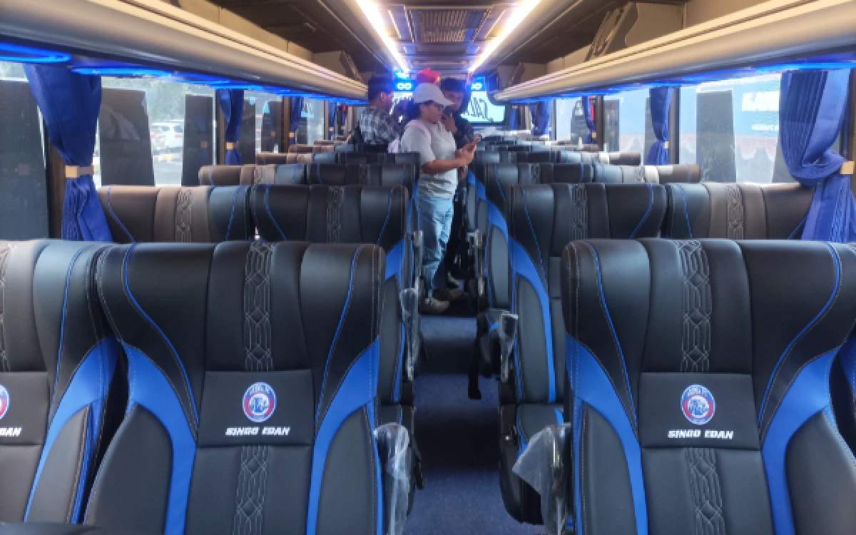 Foto Suasana bagian interior dari bus baru Arema FC yang diluncurkan bertepatan dengan perayaan HUT Ke-39 Arema, Selasa, 11 Agustus 2026 (Foto : Kukuh/Ketik)