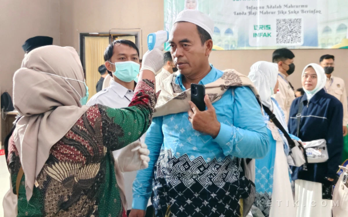 Thumbnail Berita - Kloter 1 Probolinggo Tiba di Asrama Haji Debarkasi Surabaya, Jemaah Haji Tinggal Tunggu Koper Langsung Pulang
