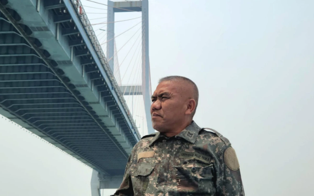 Thumbnail Berita - Berlayar dengan KM Dharma Kencana, Rasakan Pengalaman Mahal Melintas di Bawah Jembatan Suramadu