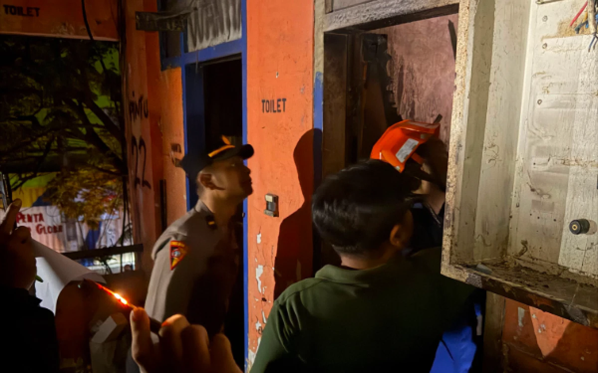 Foto Polisi bersama petugas Damkar Kota Malang saat melakukan asesmen mencari penyebab kebakaran yang berasal dari arah toilet sisi timur Pasar Besar Kota Malang, Senin, 28 September 2026 (Foto : Istimewa)