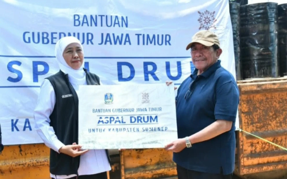 Thumbnail Berita - Gubernur Khofifah Serahkan Sejumlah Bantuan  untuk Sumenep, Salah Satunya 150 Drum Aspal.