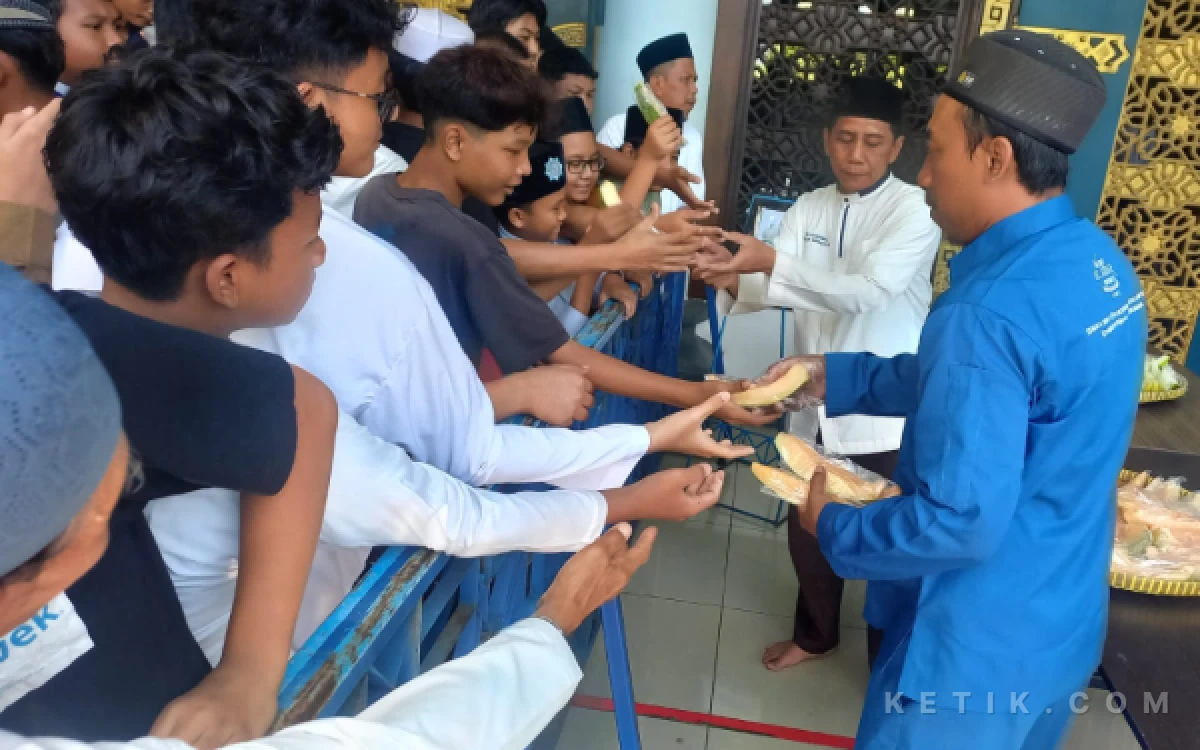Thumbnail Berita - Panen Berkah Muharram, Masjid Al-Akbar Surabaya Bagikan 1.000 Irisan Melon Gratis ke Jemaah