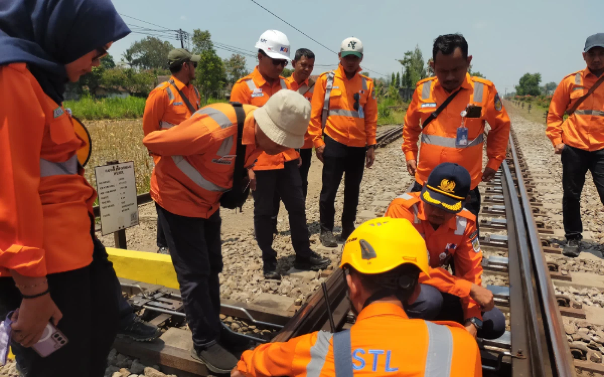 Thumbnail Berita - Pastikan Keandalan Jalur dan Kesiapan Petugas, KAI Daop 7 Madiun Cek Lintas Kediri–Tulungagung