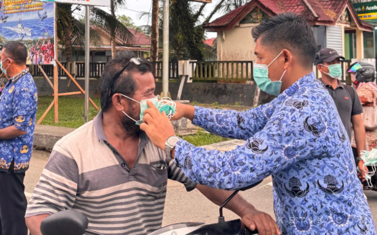 Thumbnail Berita - Antisipasi Dampak Kabut Asap Karhutla, Dinas Kesehatan Simeulue Bagikan Ribuan Masker Gratis kepada Masyarakat