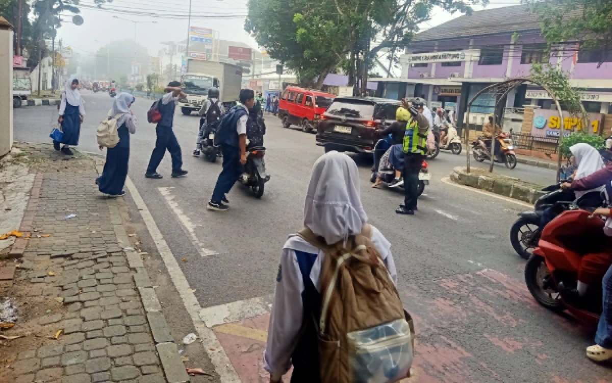 Thumbnail Berita - Tanpa Lampu Penyeberangan, Pejalan Kaki di Rangkasbitung Andalkan Celah Kendaraan