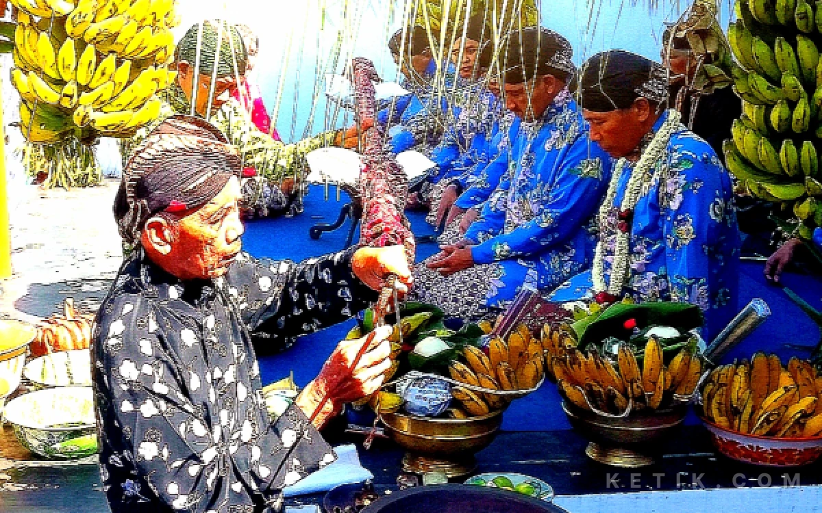Thumbnail Berita - Kesakralan yang Terjaga, Plt. Bupati Hadiri Jamasan Tumbak Kanjeng Kyai Upas di Kanjengan Tulungagung