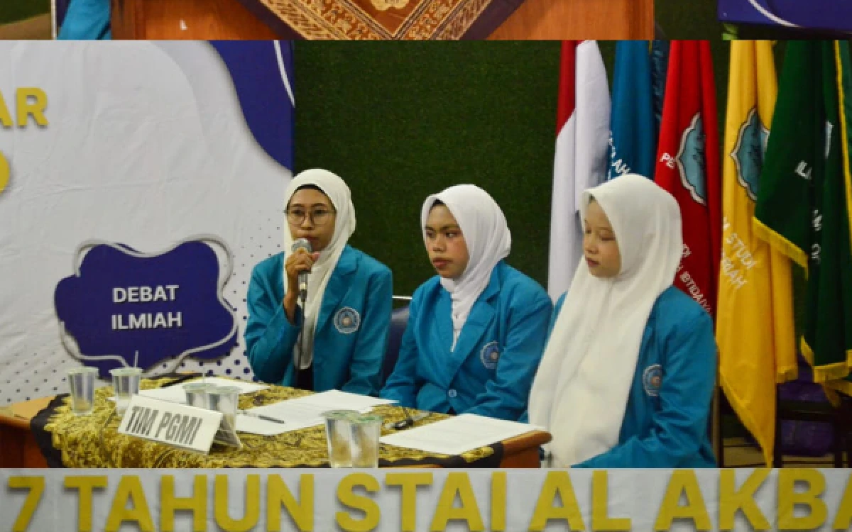 Thumbnail Berita - Dies Natalis ke-7 STAI Al-Akbar Surabaya, Tiga Tim Berdebat tentang AI untuk Pendidikan