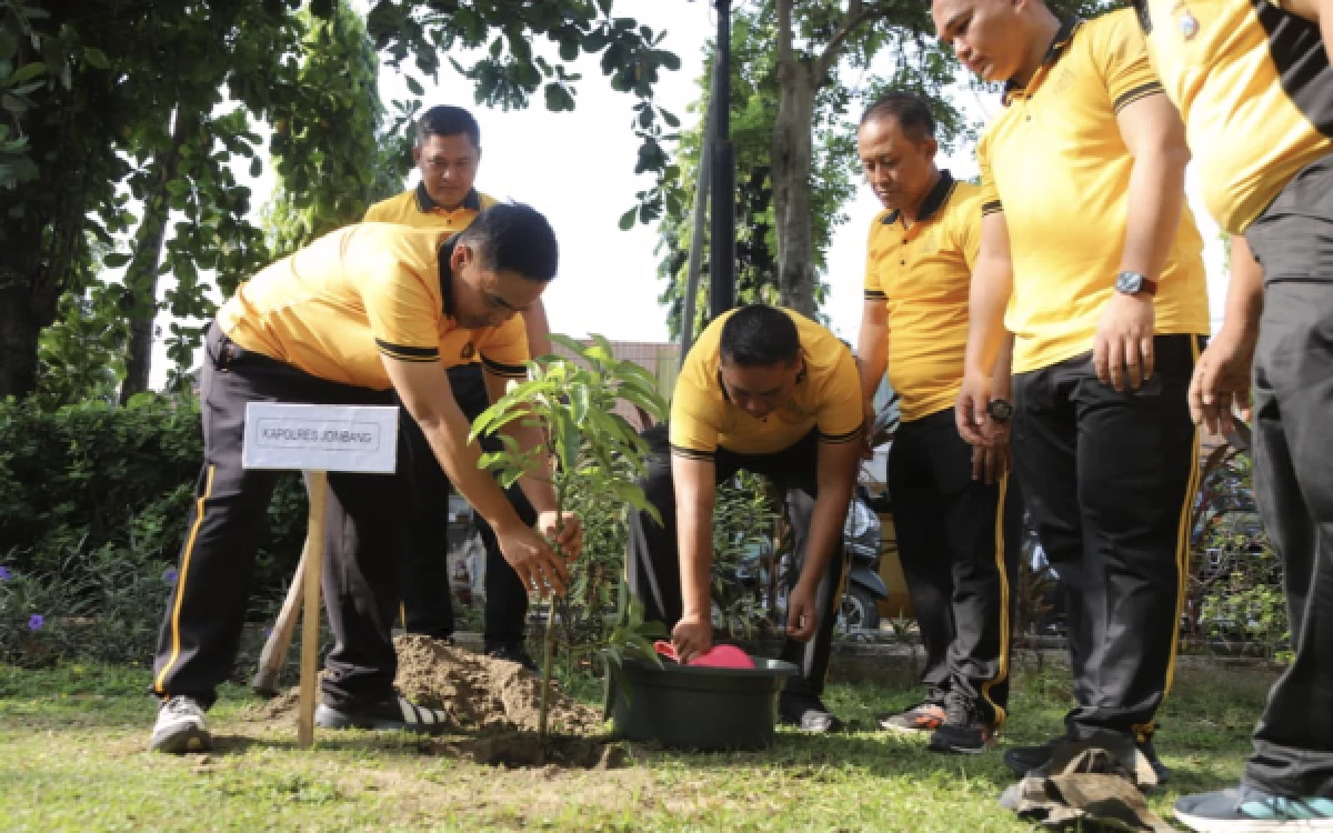 Thumbnail Berita - Peduli Ingkungan, Kapolres Jombang Ajak Jajaran Tanam Pohon di Taman Kebonrojo