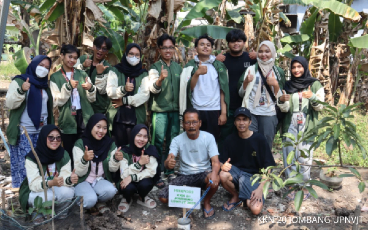 Thumbnail Berita - Dukung Pengelolaan Sampah Organik, KKN Kelompok 20 Jombang Sebar 15 Titik Biopori di Desa Bareng