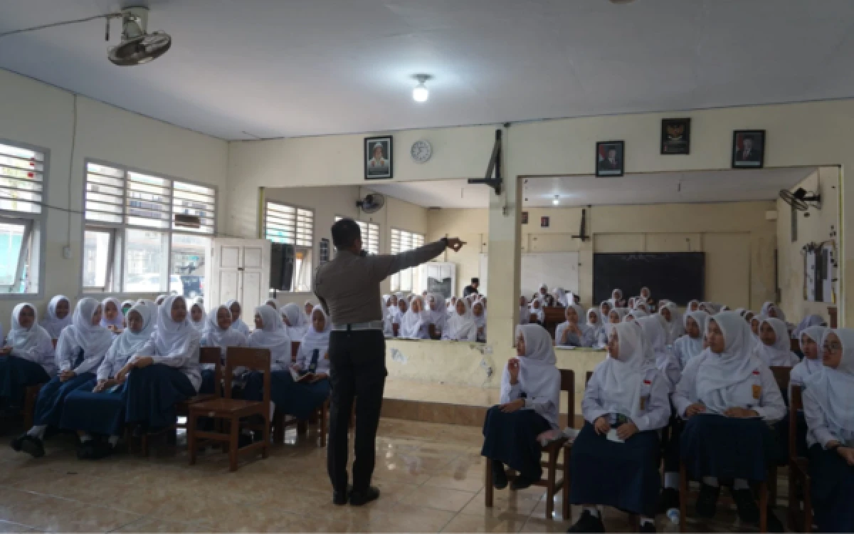 Thumbnail Berita - Tanamkan Disiplin Sejak Bangku Sekolah, Satlantas Polres Malang Edukasi Pelajar soal Keselamatan