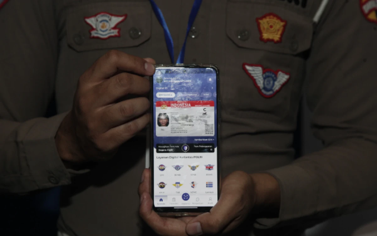 Thumbnail Berita - SIM Kini Bisa Disimpan di HP, Tapi Jangan Asal Foto! Begini Cara Resmi Aktivasinya