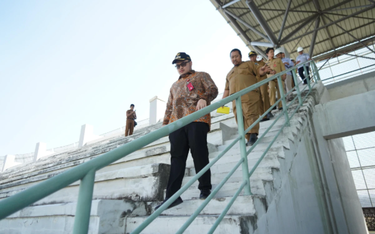 Thumbnail Berita - Disuntik Rp57 Miliar, Pemasangan Atap Stadion Gelora Daha Jayati Kediri Ditarget Rampung November 2026