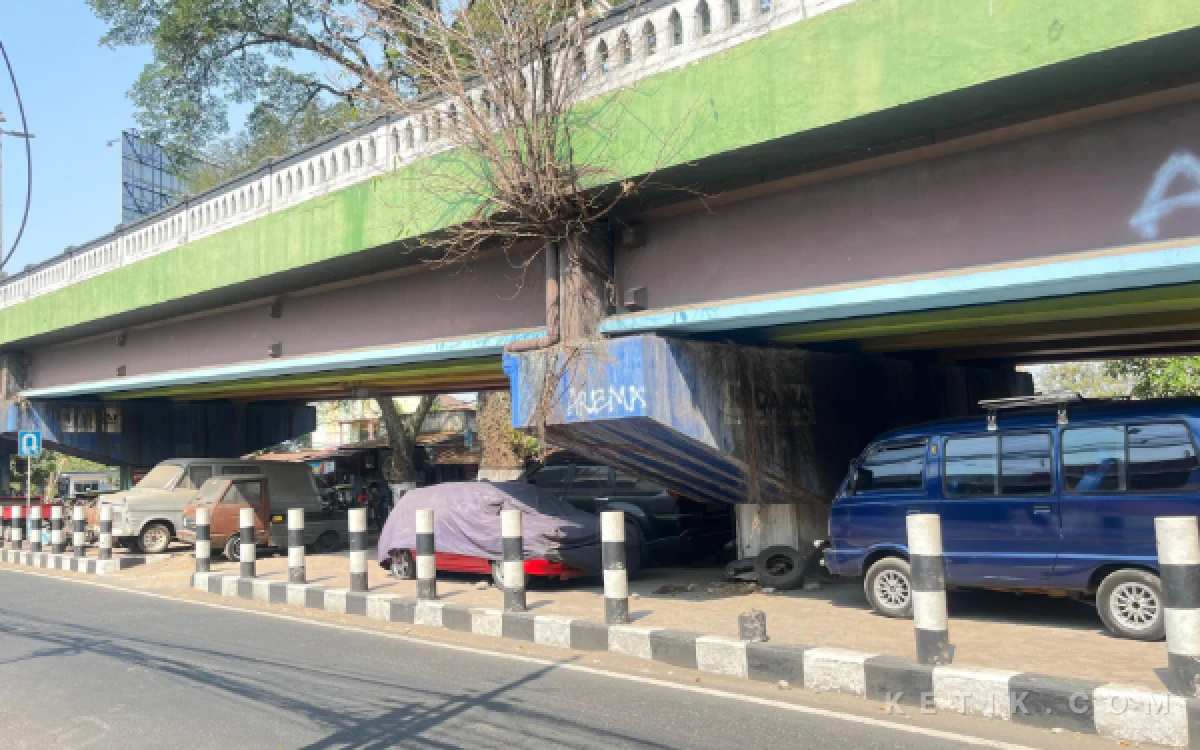 Thumbnail Berita - Sudah Dilarang Dishub, Banyak Mobil Tetap Parkir di Kolong Flyover Arjosari Malang