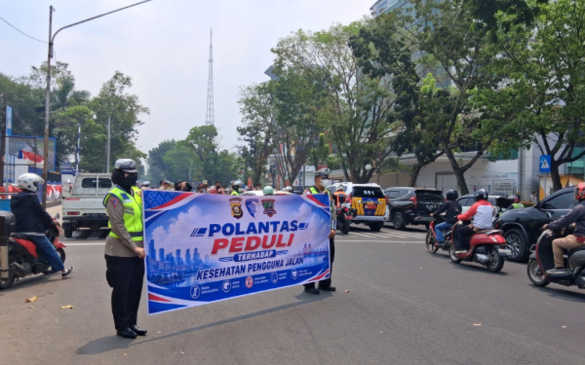 Foto Anggota Satlantas Polda Sumsel saat melakukan giat Polantas Peduli dalam pembagian masker di depan Kantor Diylantas Polda Sumsel, Rabu 26 Agustus 2026. (Foto : Yola/Ketik.com)