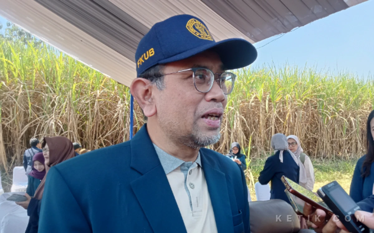 Foto Dekan Fakultas Kedokteran (FK), Prof. Dr. dr. Wisnu Barlianto, M.Si.Med., Sp.A(K), membuka kegiatan pengabdian masyarakat di Desa Permanu dan Desa Karangpandan. (Foto: Aliyah/Ketik.com)