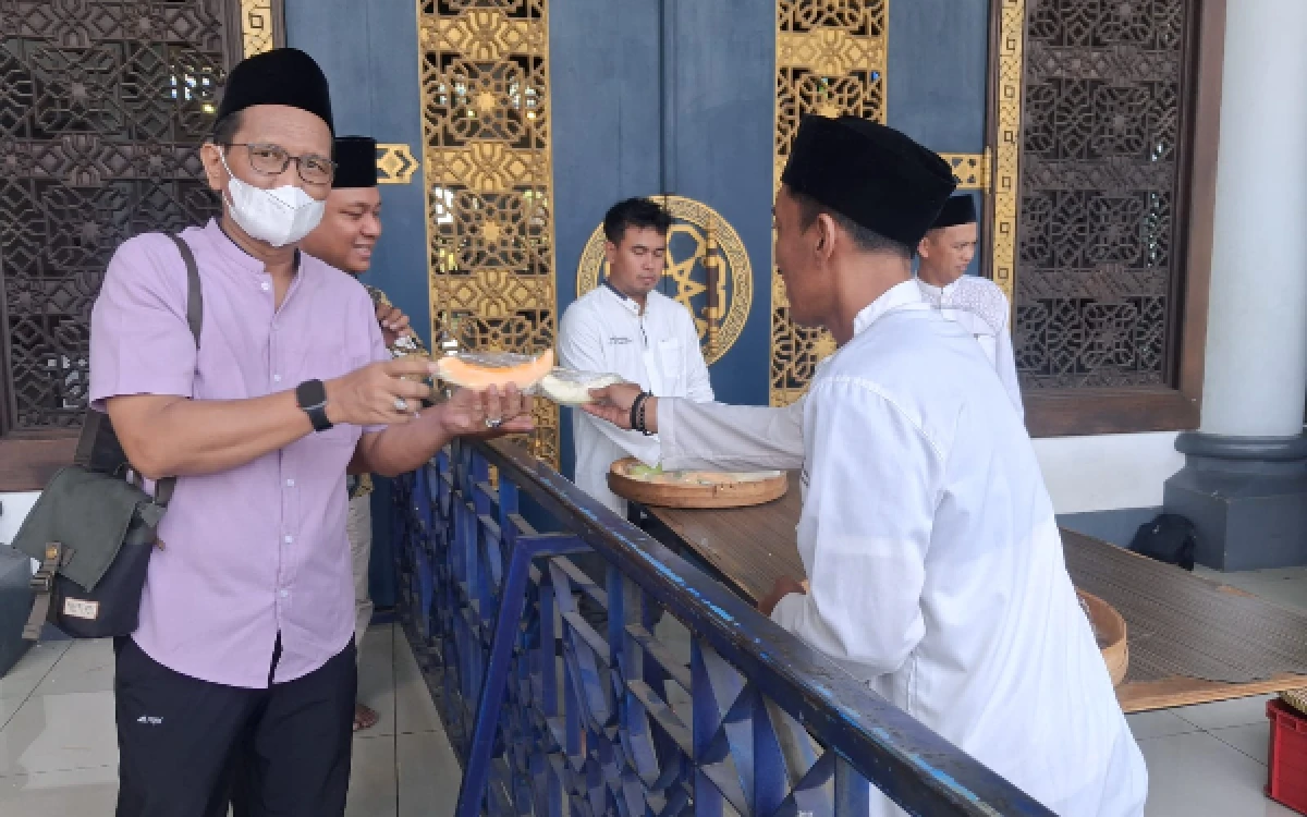Thumbnail Berita - Masjid Al-Akbar Surabaya Bagikan 810 Irisan Melon Hasil Panen kepada Jamaah