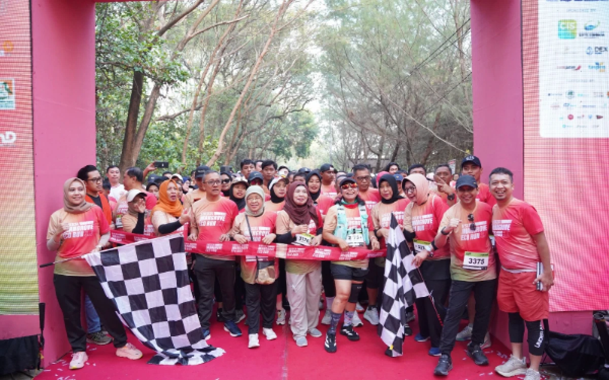 Thumbnail Berita - Bukan Lari di Jalan Raya! 2.000 Peserta Pilih Taklukkan Jalur Mangrove Surabaya