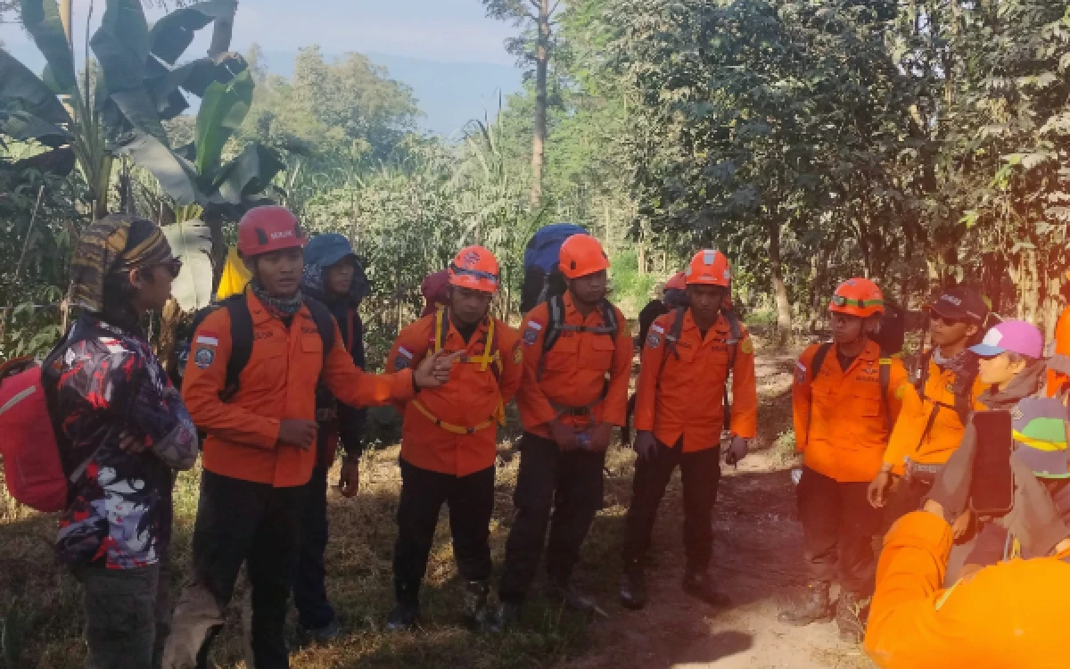 Thumbnail Berita - Evakuasi Pendaki Terperosok Jurang Gunung Semeru Dilanjutkan, Tim SAR Gabungan Pakai Metode Slope Rescue
