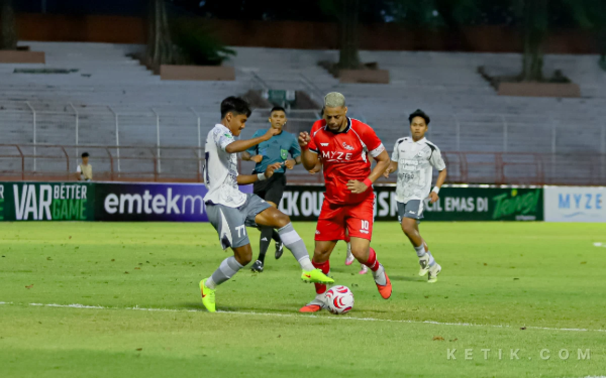 Thumbnail Berita - Gagal Raih Poin Penuh, Aji Santoso Evaluasi Emosi Pemain de Red FC