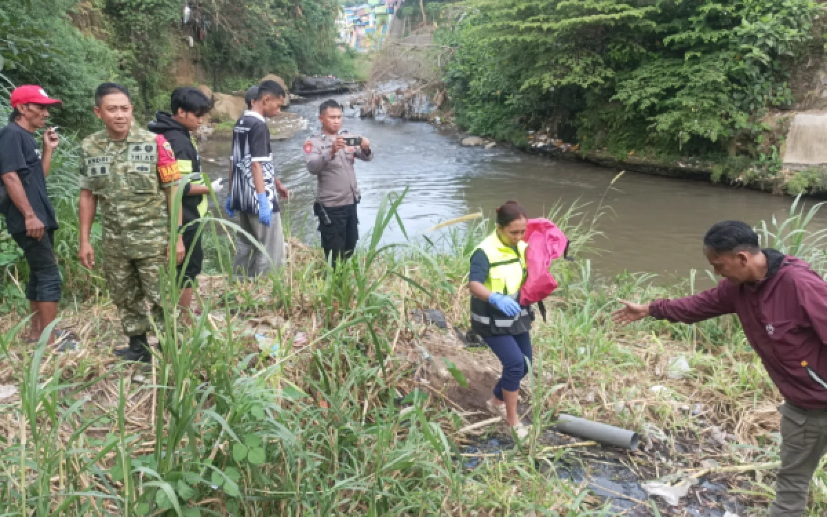 Thumbnail Berita - Jenazah Bayi Ditemukan di Pinggir Sungai Brantas Kota Malang, Diduga Telah Hanyut Sejak Dua Hari Lalu