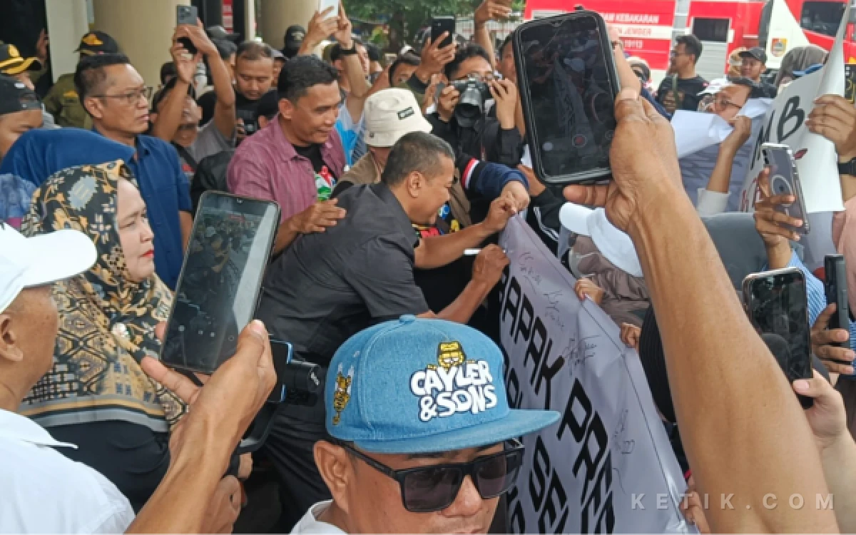 Thumbnail Berita - Warga Jember Gelar Aksi Damai Dukung Program Makan Bergizi Gratis di DPRD