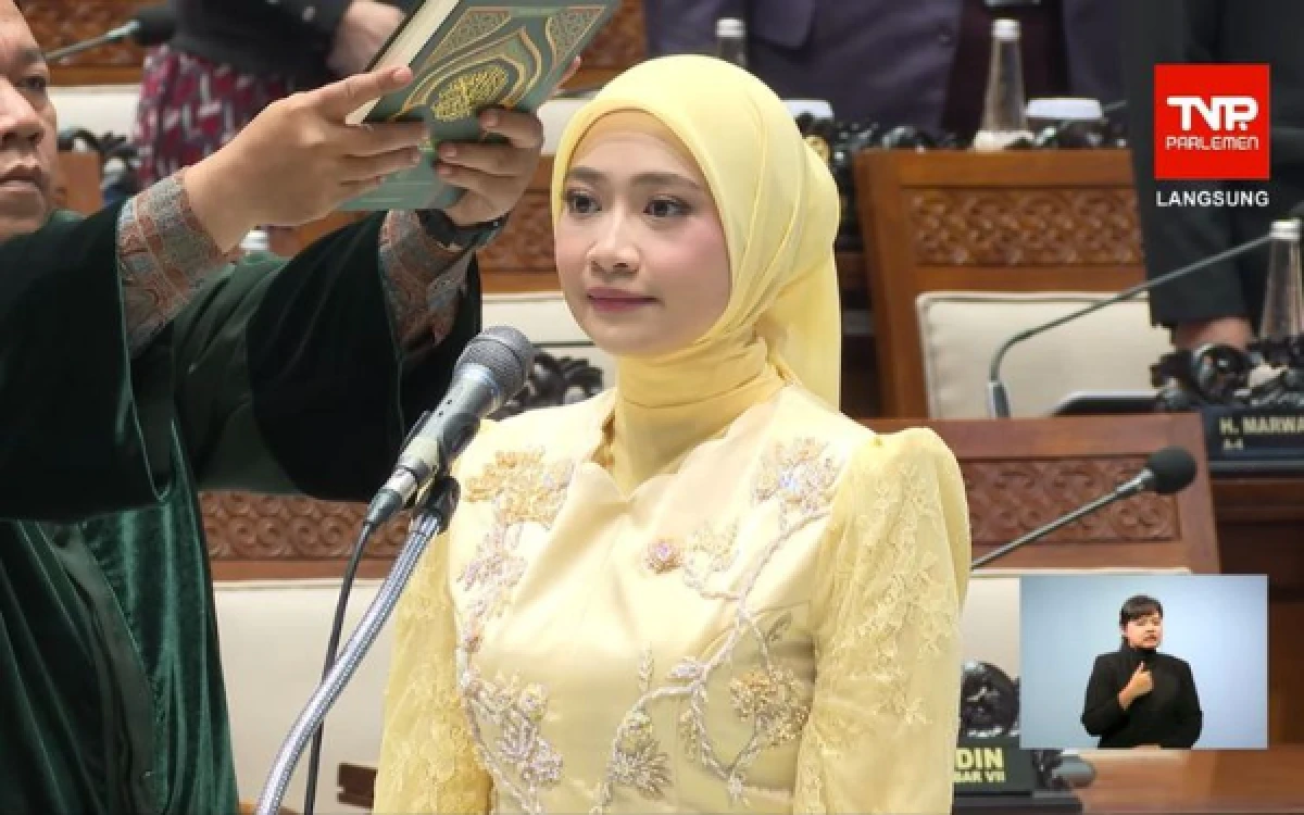 Thumbnail Berita - Tampil Serba Kuning, Adela Kanasya Adies Resmi Dilantik Anggota DPR RI