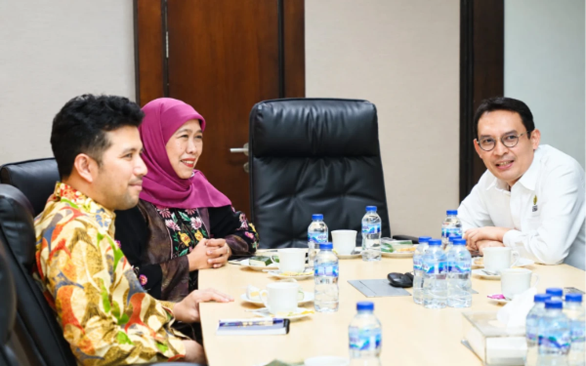 Thumbnail Berita - Gubernur Khofifah dan Wagub Emil Dardak Datangi Langsung Kementerian ESDM, Bahas Kepastian Pasokan BBM di Jatim