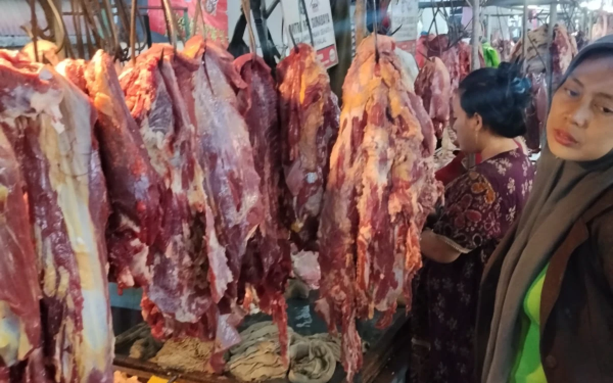 Thumbnail Berita - Harga Daging Sapi di Surabaya Stabil 4 Bulan, RPH Pastikan Stok Pasokan Cukup