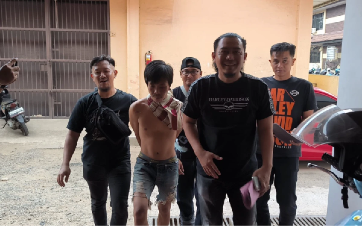 Foto Pelaku pembobolan rumah, di Perumahan Griya Rompok Sejahtera, kawasan Sematang Borang, Palembang, Sumatera Selatan, saat digiring di  Unit 3 Subdit III Jatanras Polda Sumsel Kamis 25 September 2026. (Foto : Yola/Ketik.com)
