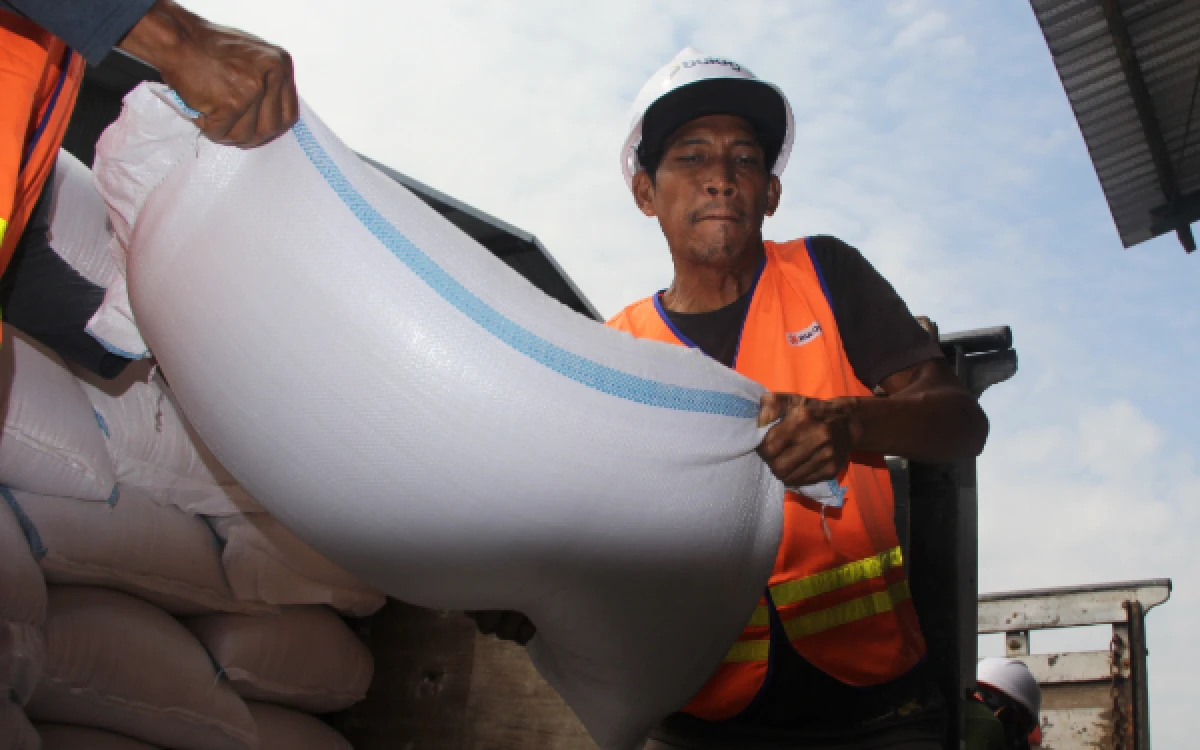 Thumbnail Berita - Di Balik Gudang-Gudang Bulog Sepi Itu, Ada Keringat dan Kerja Keras Tak Kenal Lelah untuk Indonesia
