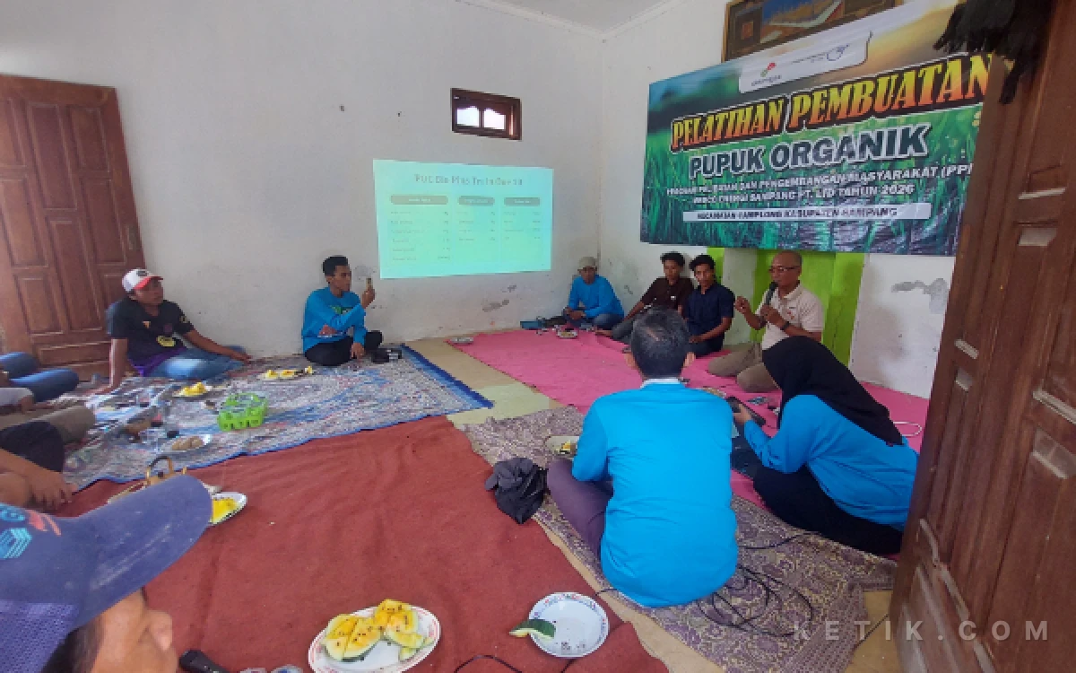Foto Penyampaian materi pembuatan pupuk organik kepada petani oleh Bapak Nidzomuddin Ketua P4S Gemah Ripah (Foto:  Mat Jusi/Ketik.com)