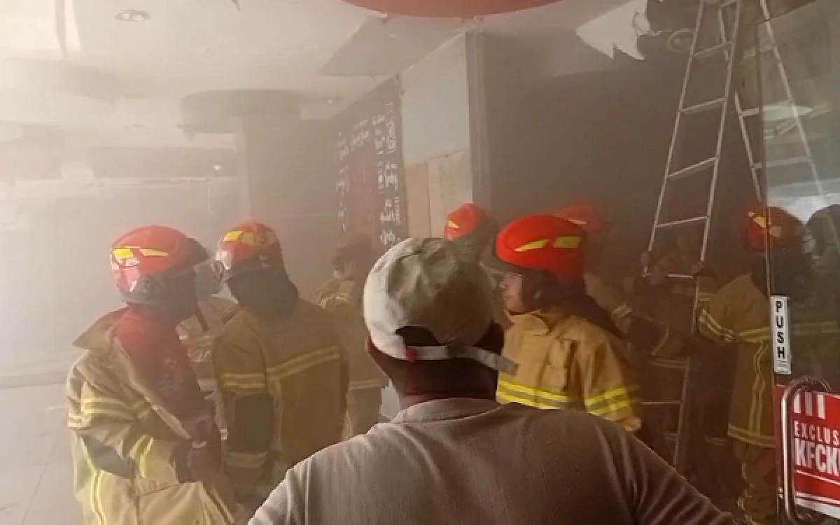 Thumbnail Berita - Gerai Makanan Cepat Saji di IP Palembang Terbakar, Asap Tebal Membubung