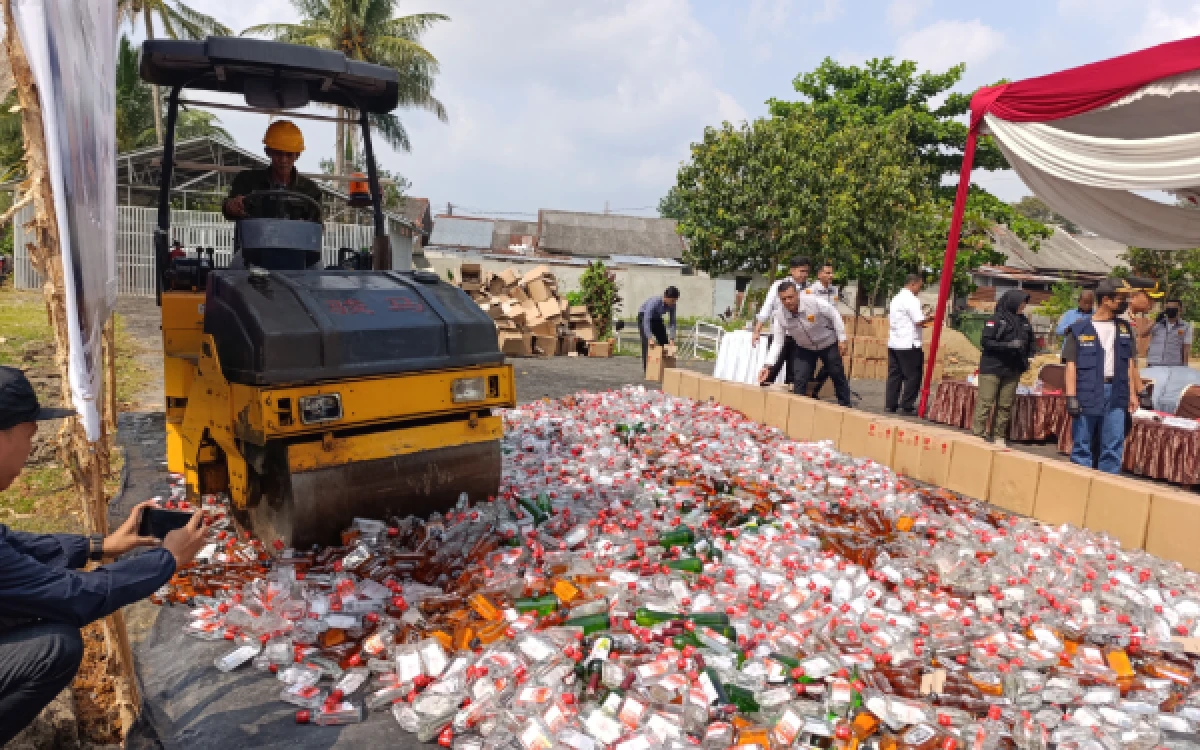 Thumbnail Berita - Polda Sumsel Hancurkan 20.088 Botol Miras Ilegal Hasil Penggerebekan Besar