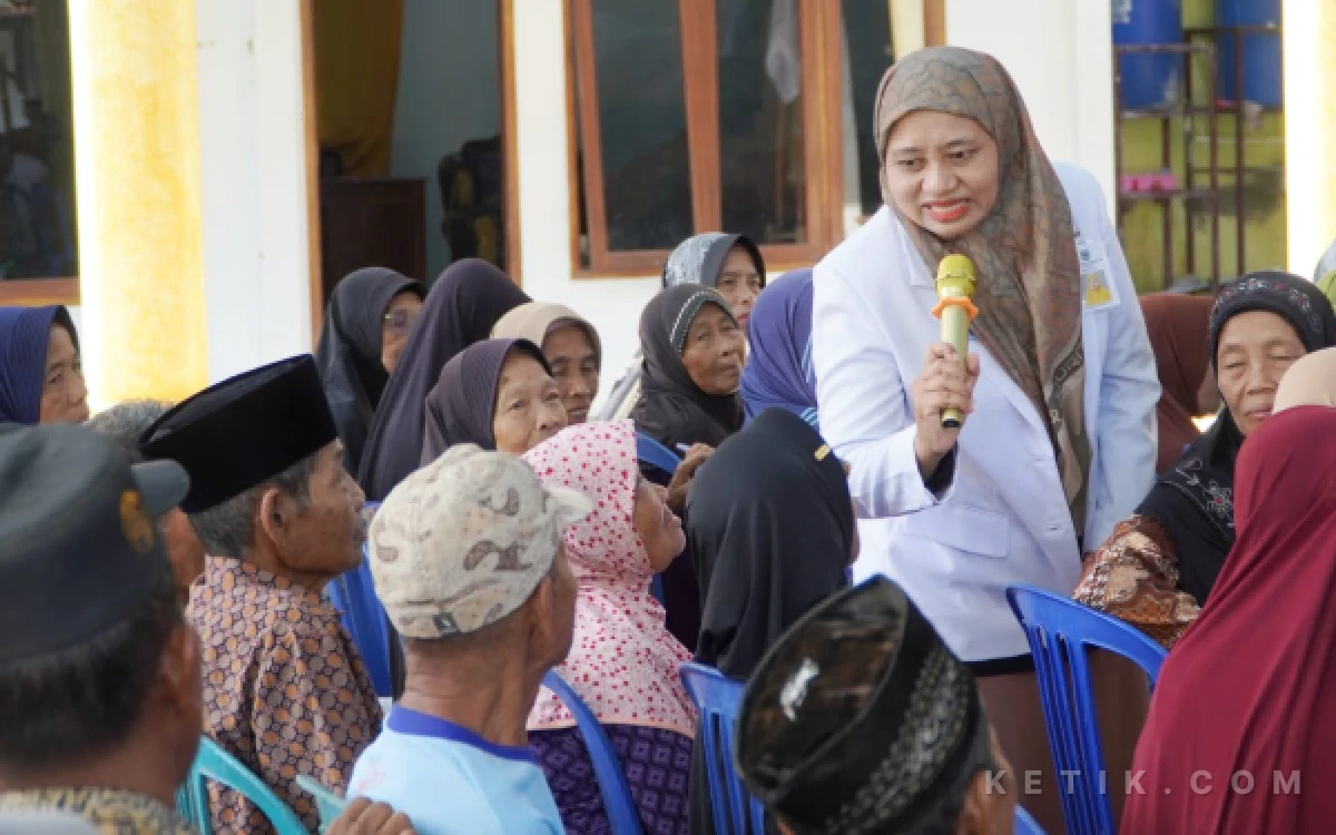 Foto Dokter dan tenaga kesehatan RSUD dr. Darsono memberikan edukasi serta pemeriksaan kesehatan kepada peserta dalam kegiatan Promosi Kesehatan Komunitas Lansia Berbasis Rumah Sakit di Desa Widoro, Kecamatan Donorojo.