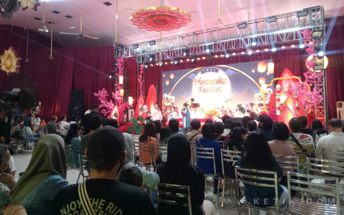 Foto Kegiatan Mooncake Festival 2026 yang diselenggarakan oleh Kelenteng Eng An Kiong dipenuhi oleh pengunjung. (Foto: Aliyah/Ketik.com)