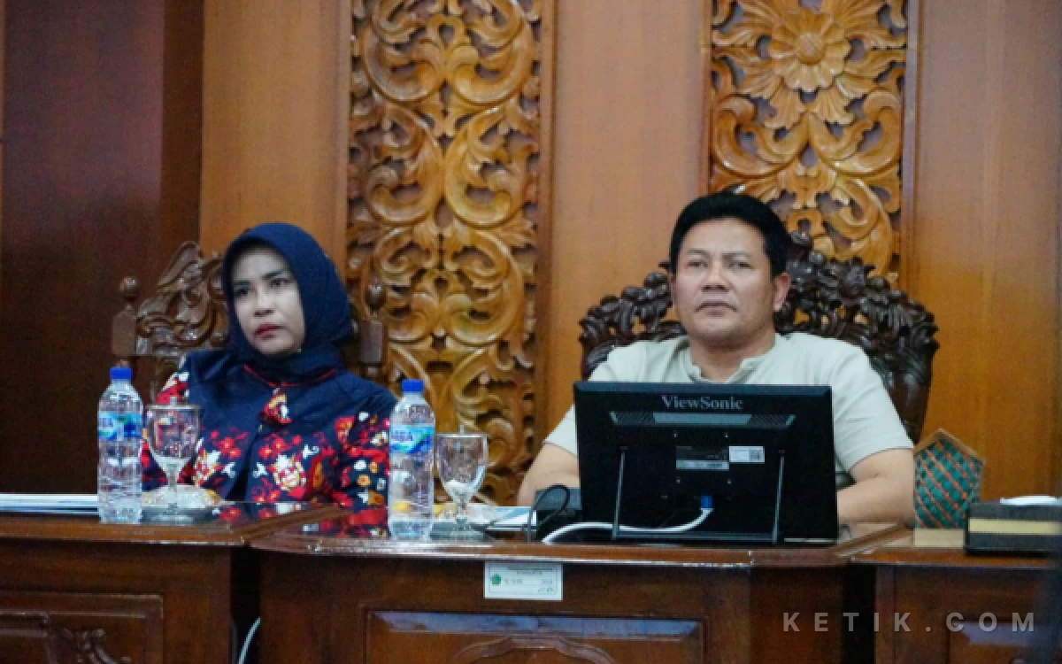 Foto Bupati Subandi dan Wakil Bupati Mimik Idayana menyaksikan paparan dari Tim BBPJN Jawa Timur-Bali pada Jumat (26 Juni 2026). (Foto: Kominfo Sidoarjo)