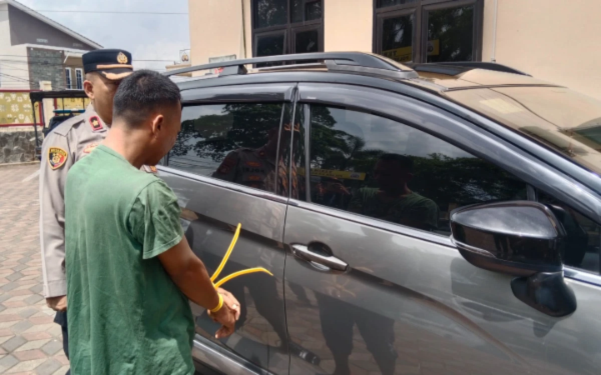 Foto Kapolsek IB 1 Kompol Fauzi bersama para tersanvka bobol mobil, di Mapolsek IB 1, Rabu 20 Mei 2026. (Foto : Yola/Ketik.com)